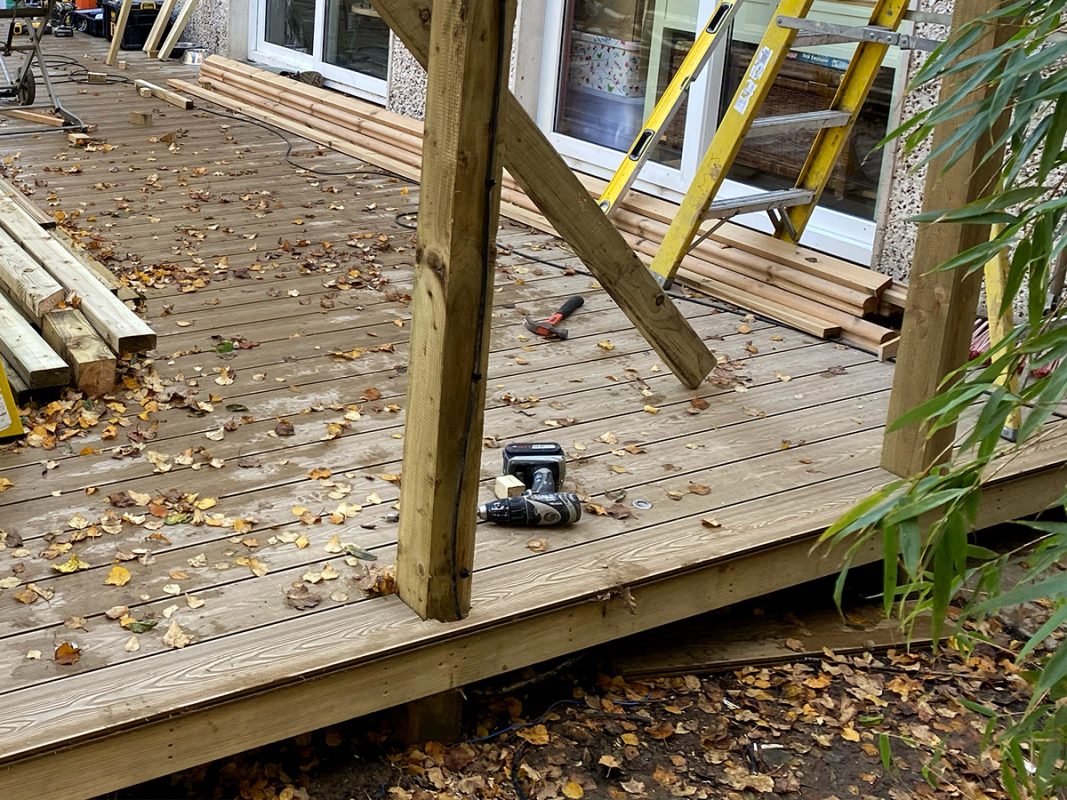 Zimowy ogród z Kompozytowej Deski Tarasowej Miodowy Teak