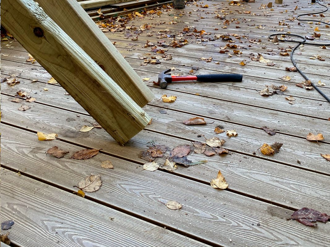 Zimowy ogród z Kompozytowej Deski Tarasowej Miodowy Teak