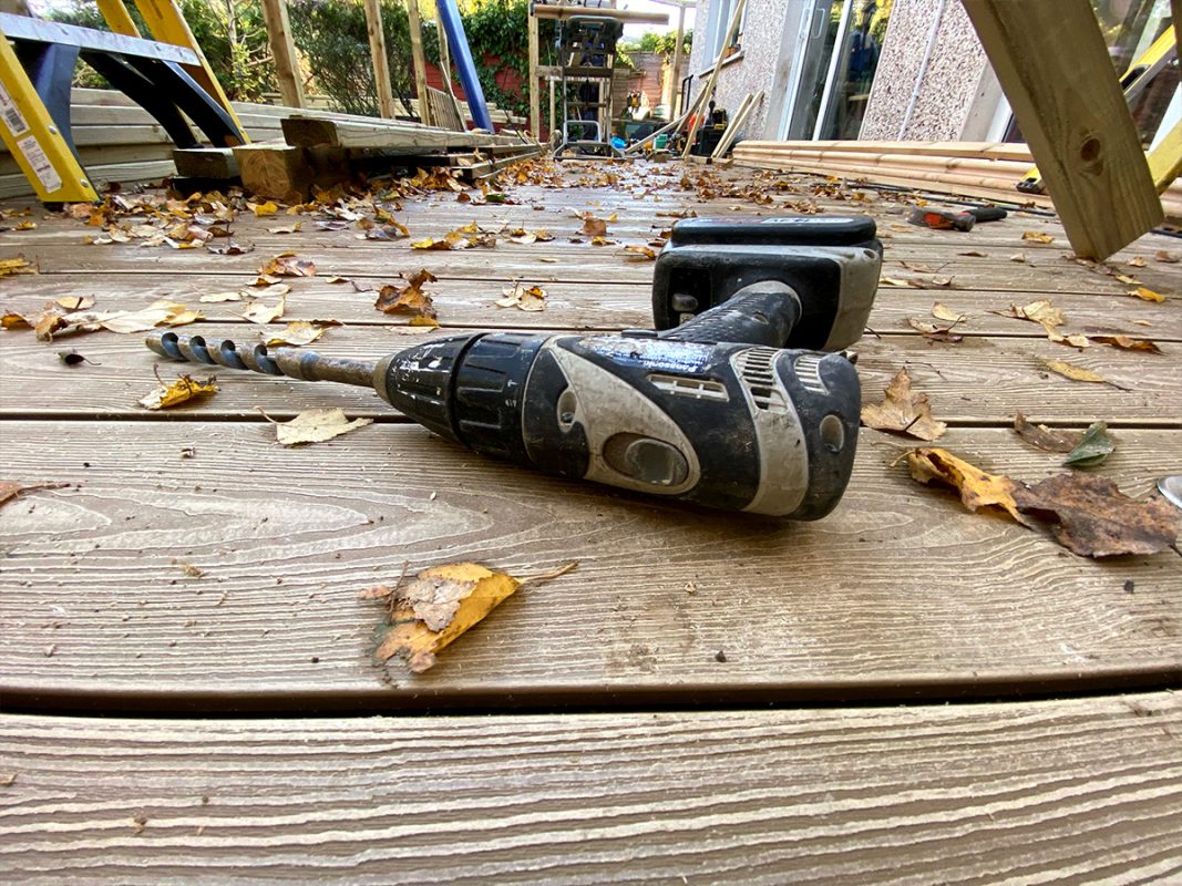 Zimowy ogród z Kompozytowej Deski Tarasowej Miodowy Teak