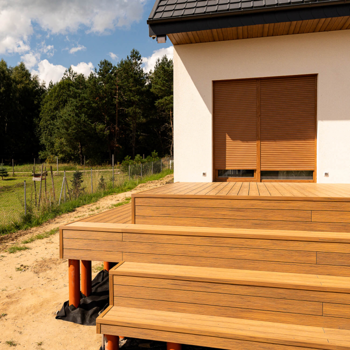 Taras kompozytowy w kolorze Złoty Dąb / Dąb Miodowy &ndash; realizacja z deski Premium