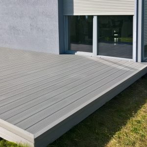 realizacja tarasu z deski kompozytowej standard jasny szary 2