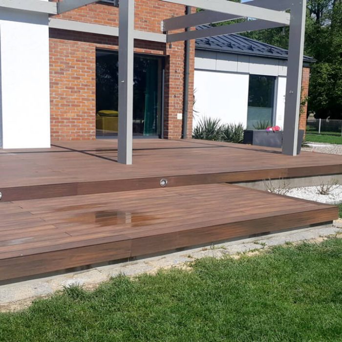 Duży taras na podwyższeniu premium redwood 750x750