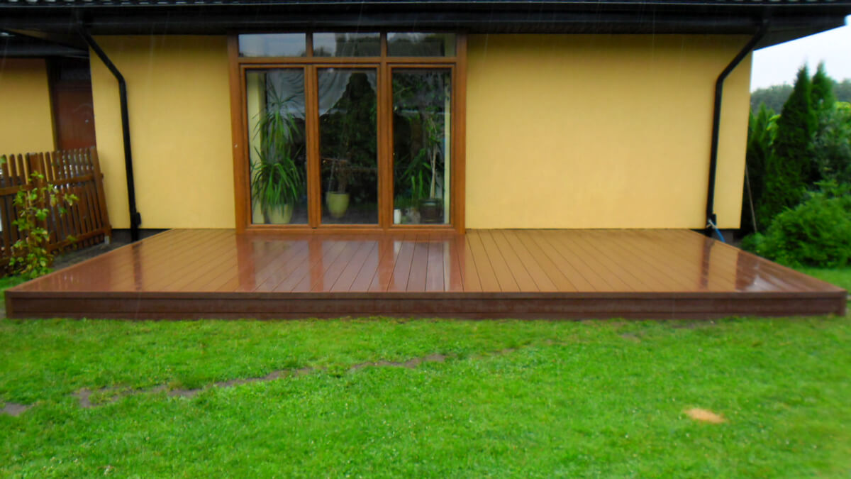 Montaż-na-bloczkach,-taras-z-deski-kompozytowej-ciemny-brąz-standard-Radom-2