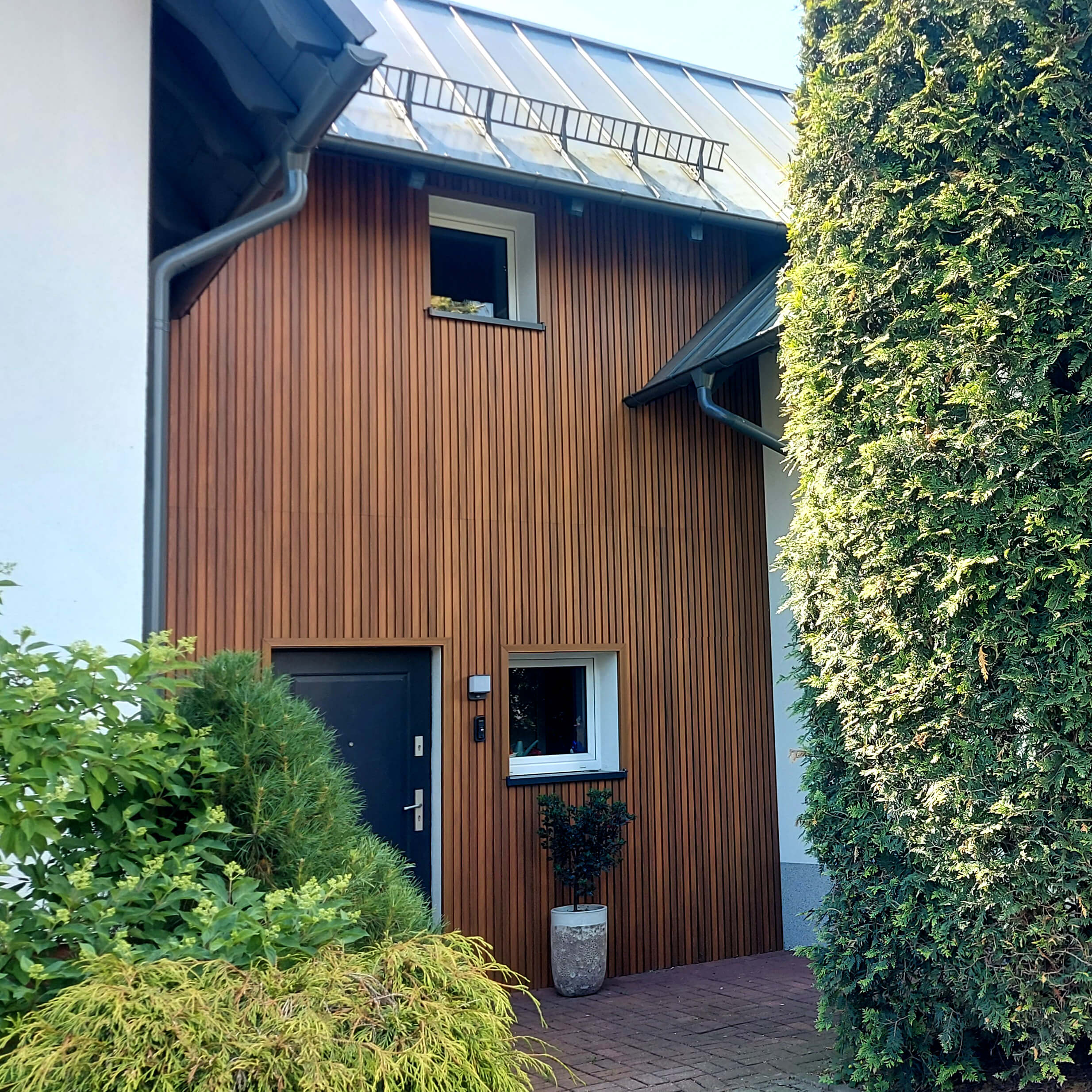 Nowoczesna elewacja z lameli kompozytowych Amber Premium