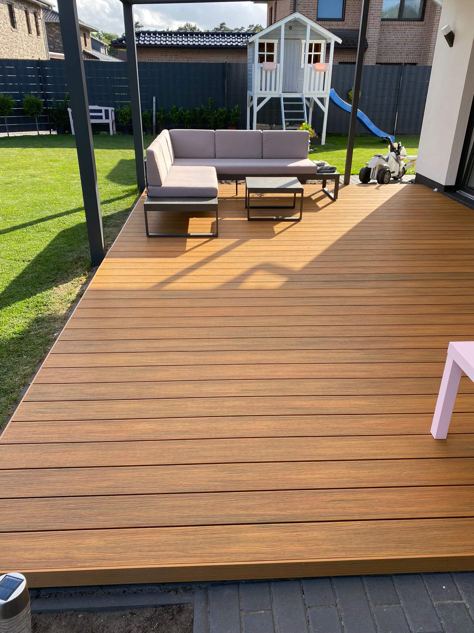 Zadaszony taras z desek kompozytowych Amber Premium