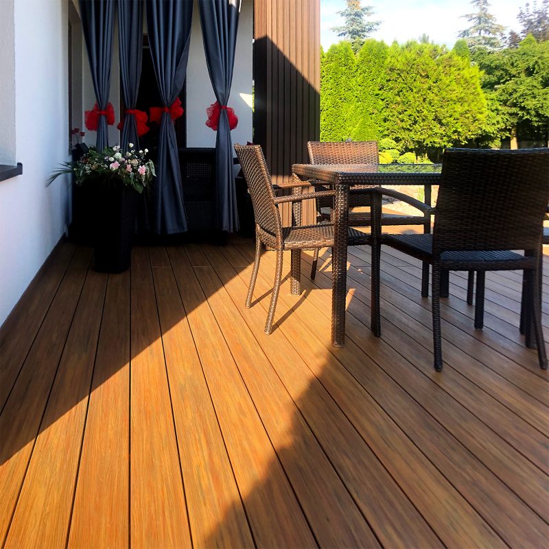 Taras i elewacja kompozytowa: Lamele 3D Premium Walnut i deska tarasowa Premium Amber