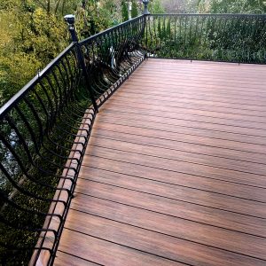 Balkon z deski kompozytowej Premium Redwood – elegancja na wysokości