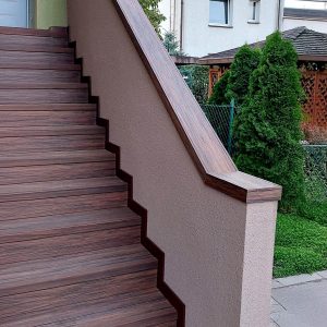 Schody z wykończeniem z deski kompozytowej Premium Redwood