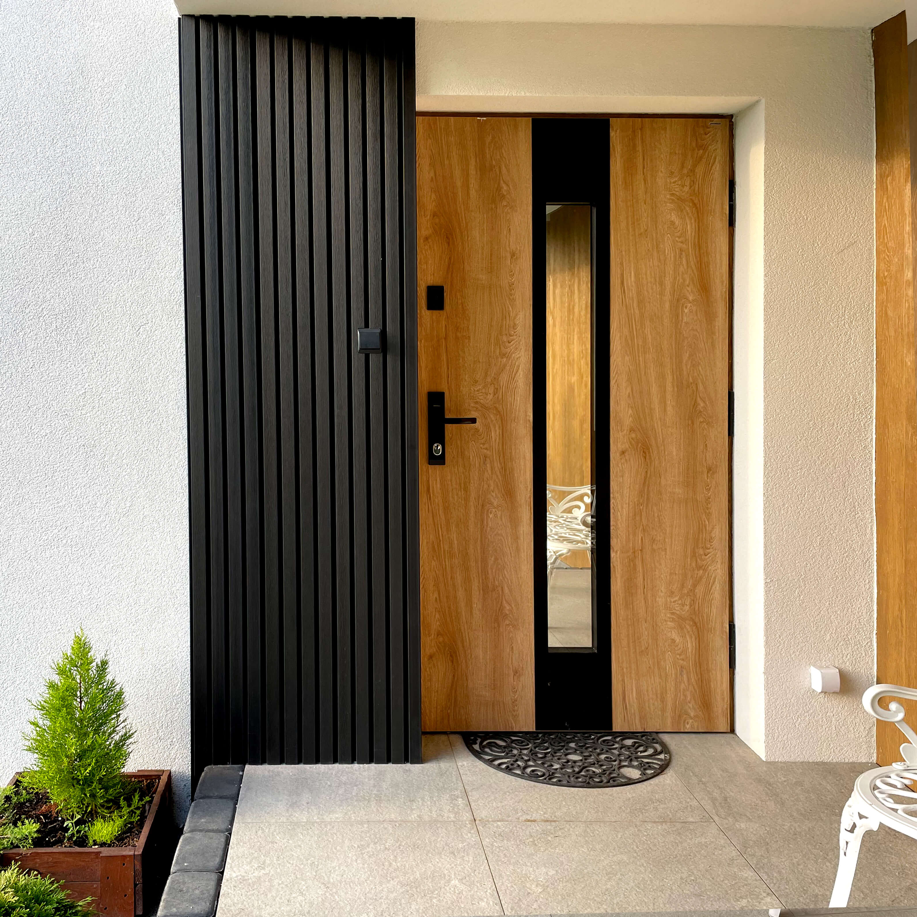 Lamele elewacyjne Premium Graphite – elegancki detal przy wejściu