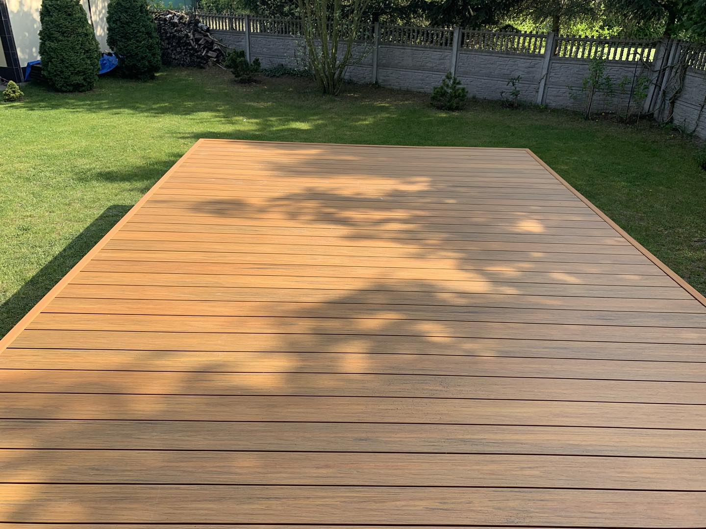 maly taras z deski premium amber