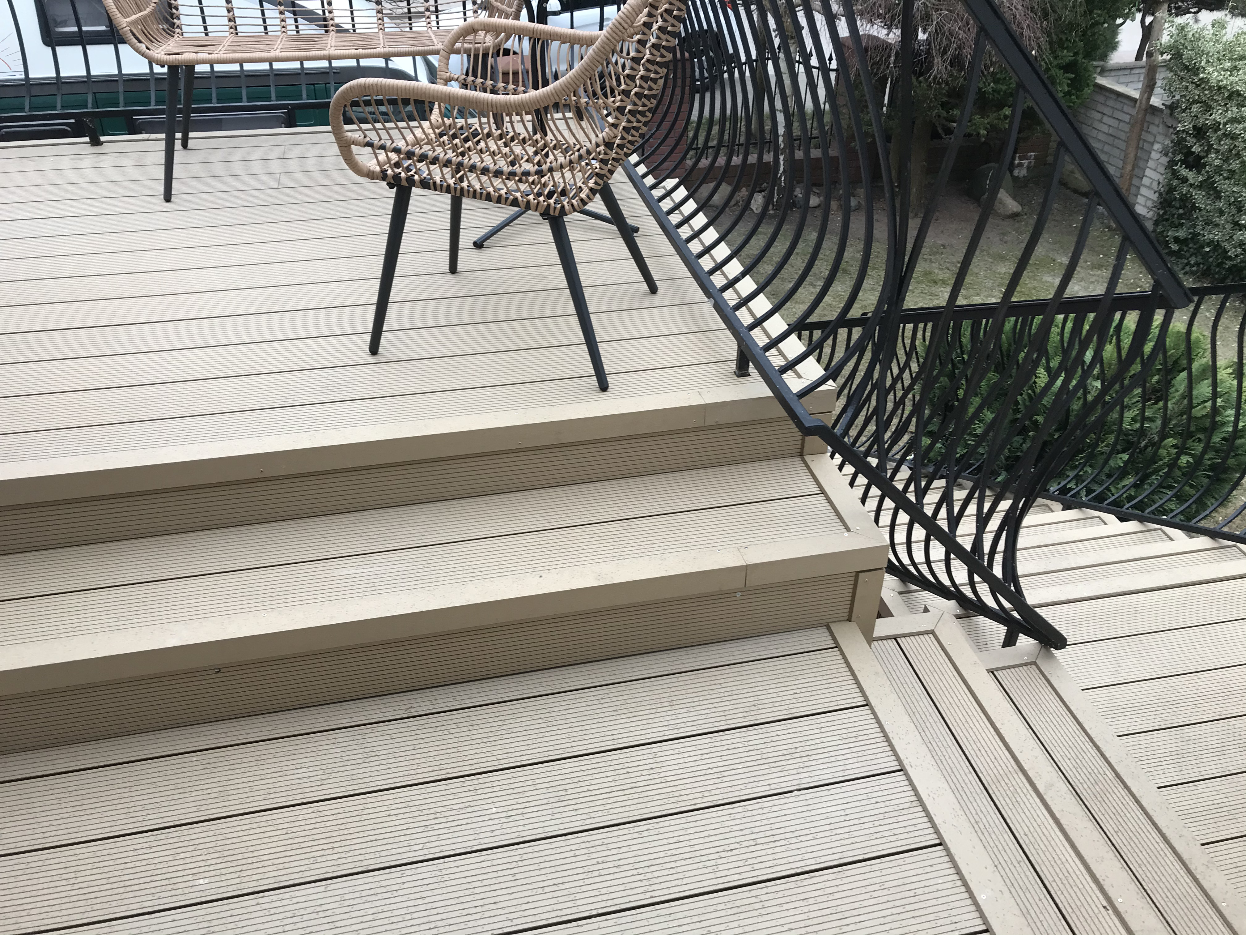 schody z deski kompozytowej standard miodowy teak z balustrada